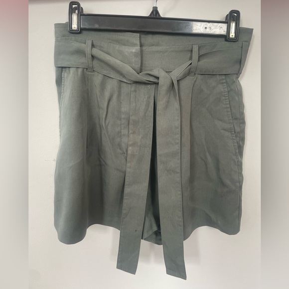 The olive green group by babaton shorts, size 6. - Picture 1 of 3
